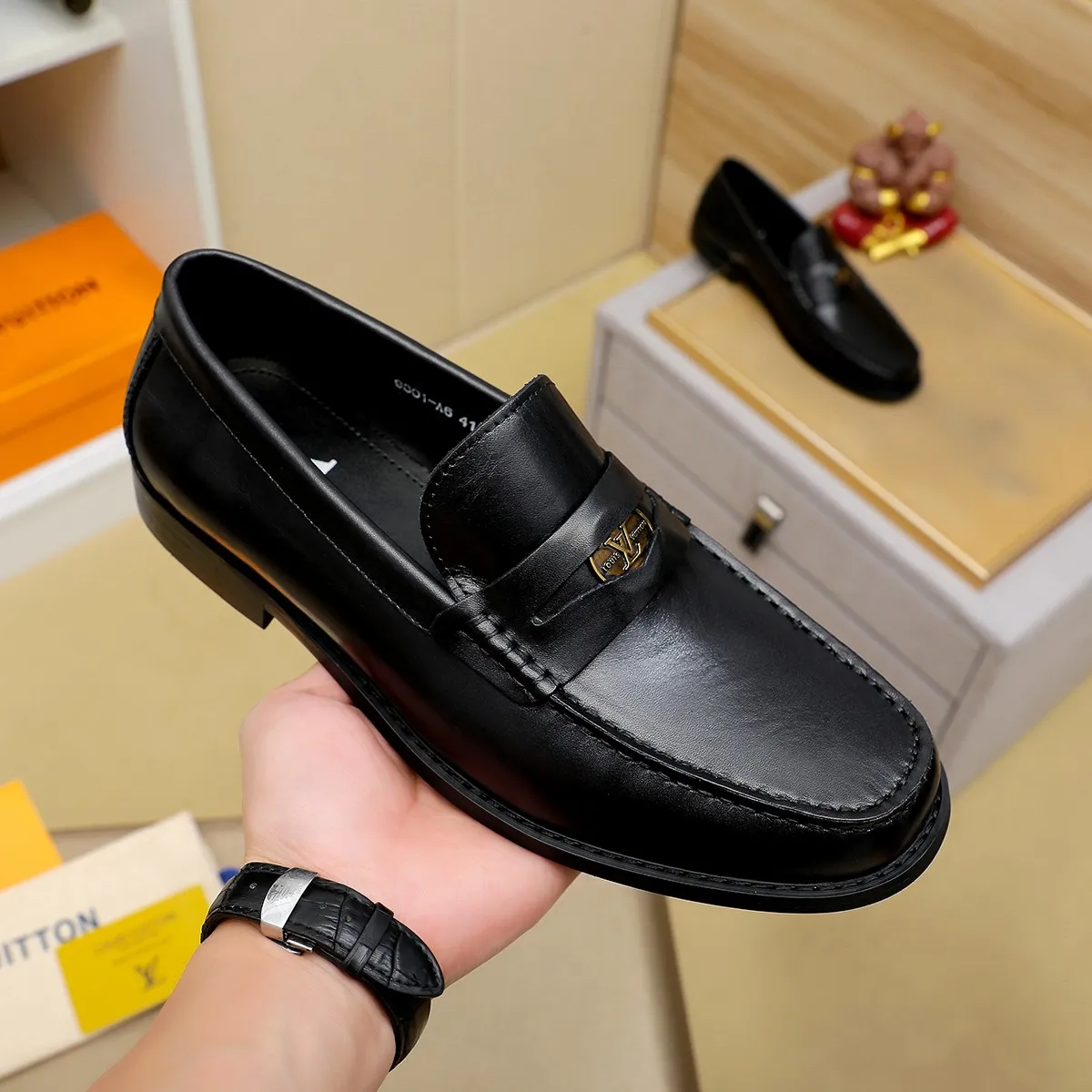 Men's shoes 460 💰 Louis Vuitton LV ® 🆕 model 🔛 full shoe counter, first layer cowhide, 🐂leather lining casual shoes for men, super soft outsole, a must-have for driving. Synchronized with the counter, original first layer cowhide, completely 1:1 mold customization 🌹 top version, color optional! Number: 38-44 (45.46 customized)